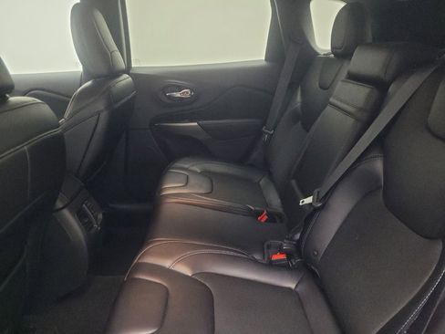 Used 2019 Jeep Cherokee Latitude Plus w/ Cold Weather Group AWD/4WD image 18
