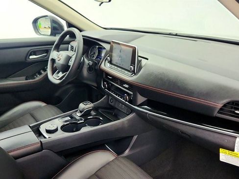 Used 2025 Nissan Rogue SV image 24