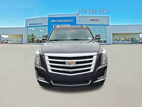 Used 2015 Cadillac Escalade Luxury image 2