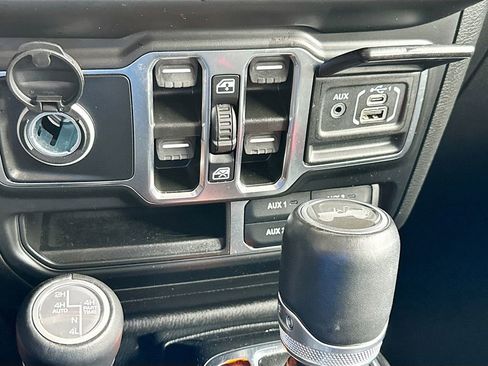 Used 2022 Jeep Wrangler Unlimited Sahara w/ Cold Weather Group AWD/4WD image 22