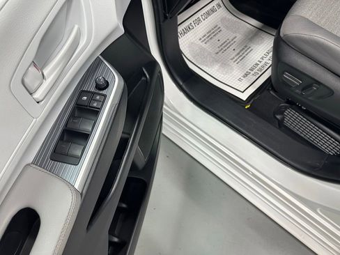 Used 2025 Toyota Sienna LE FWD image 9