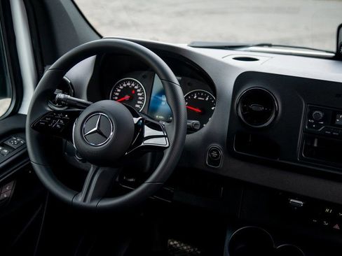 Used 2025 Mercedes-Benz Sprinter 2500 image 33