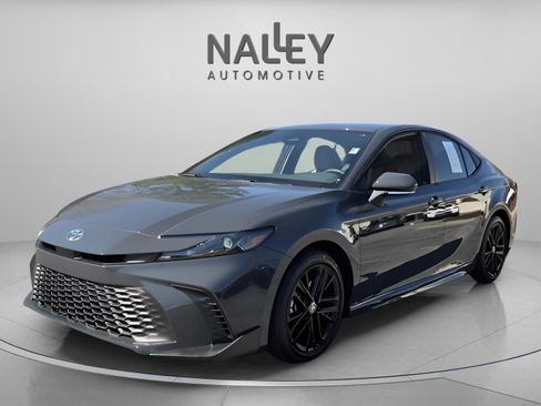 Used 2025 Toyota Camry SE image 1