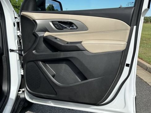 Used 2023 Chevrolet Traverse LS FWD image 16