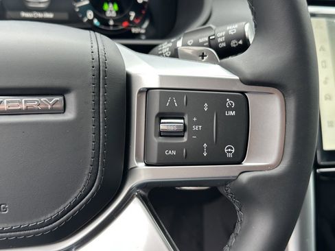 New 2025 Land Rover Discovery Dynamic SE image 18