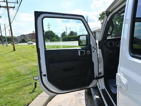 Used 2019 Jeep Wrangler Unlimited Sahara AWD/4WD image 26