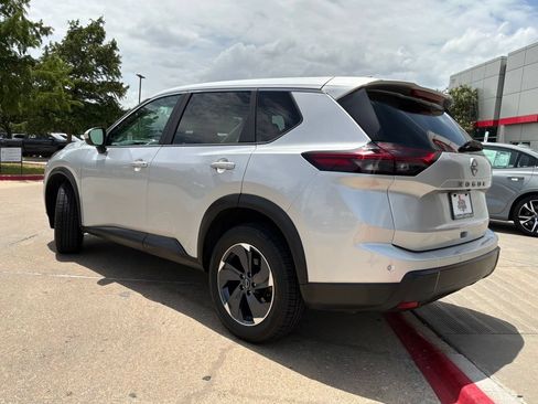 Used 2025 Nissan Rogue SV FWD image 8