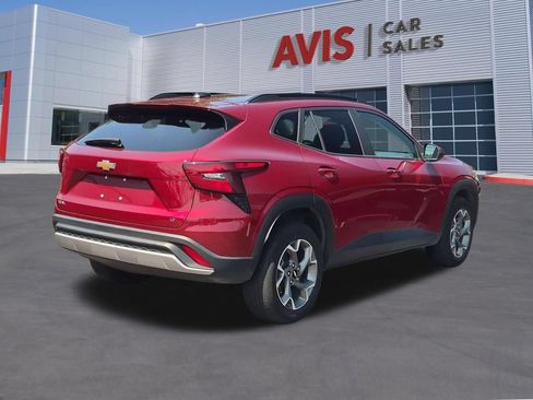 Used 2025 Chevrolet Trax LT w/ LT Convenience Package FWD image 6