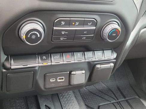 Used 2022 Chevrolet Silverado 1500 Custom image 25