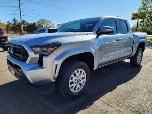 Used 2024 Toyota Tacoma SR5 AWD/4WD image 4