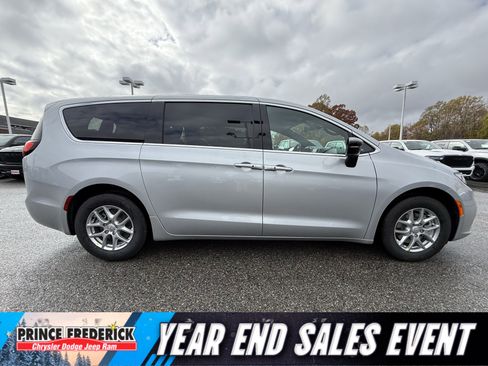 New 2026 Chrysler Pacifica Select image 2