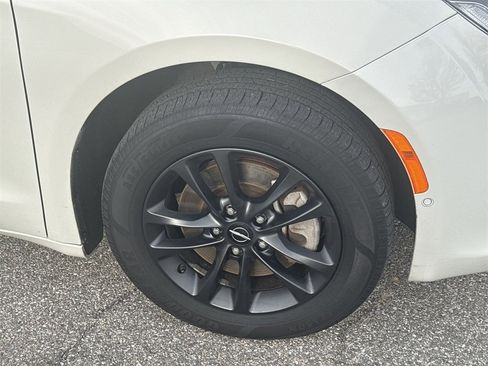 Used 2020 Chrysler Pacifica Touring-L w/ Advanced Safetytec Group image 18