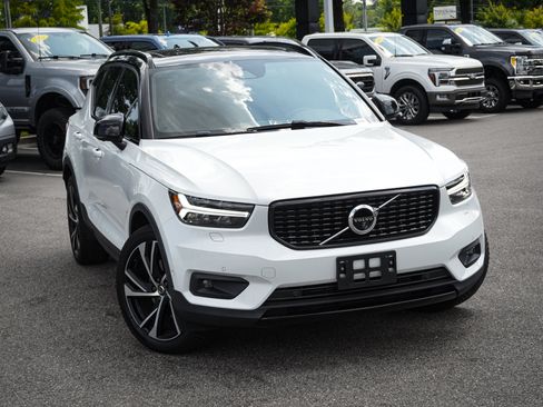 Used 2021 Volvo XC40 T5 R-Design w/ Advanced Package AWD/4WD image 2