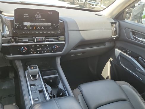 Used 2025 Nissan Pathfinder SL FWD image 19