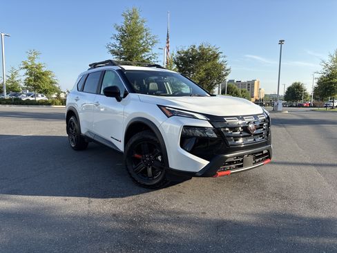 Used 2025 Nissan Rogue SV AWD/4WD image 2