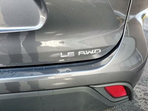 Used 2024 Toyota Highlander LE image 5