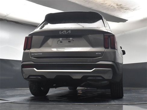 Certified 2025 Kia Sorento EX image 30