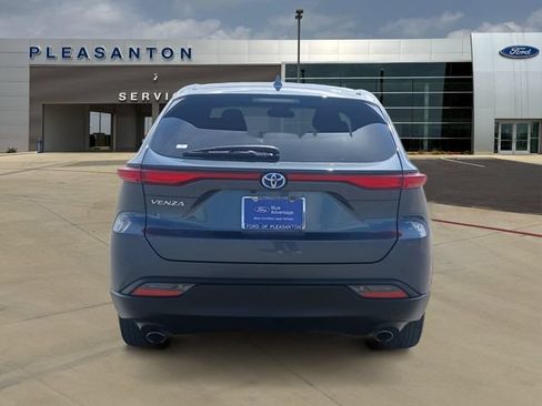 Used 2024 Toyota Venza LE AWD/4WD image 4