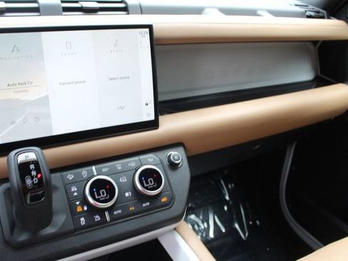 Used 2025 Land Rover Defender 110 X-Dynamic SE image 15