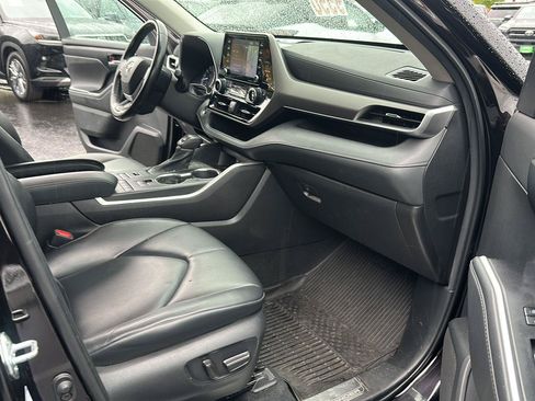 Used 2022 Toyota Highlander XLE AWD/4WD image 10