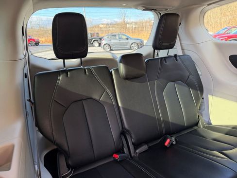 Used 2024 Chrysler Pacifica Touring-L image 23