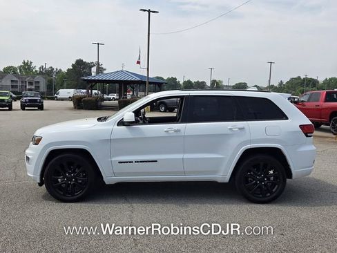 Used 2020 Jeep Grand Cherokee Altitude RWD image 4