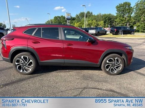 Used 2024 Chevrolet Trax RS w/ Sunroof Package FWD image 2