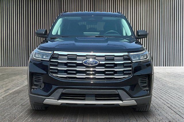 Used 2025 Ford Explorer Active AWD/4WD image 3