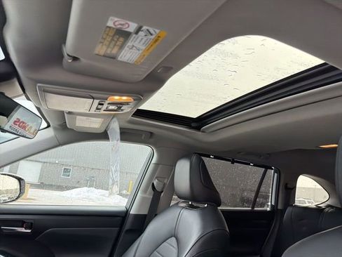 Used 2022 Toyota Highlander XLE image 17