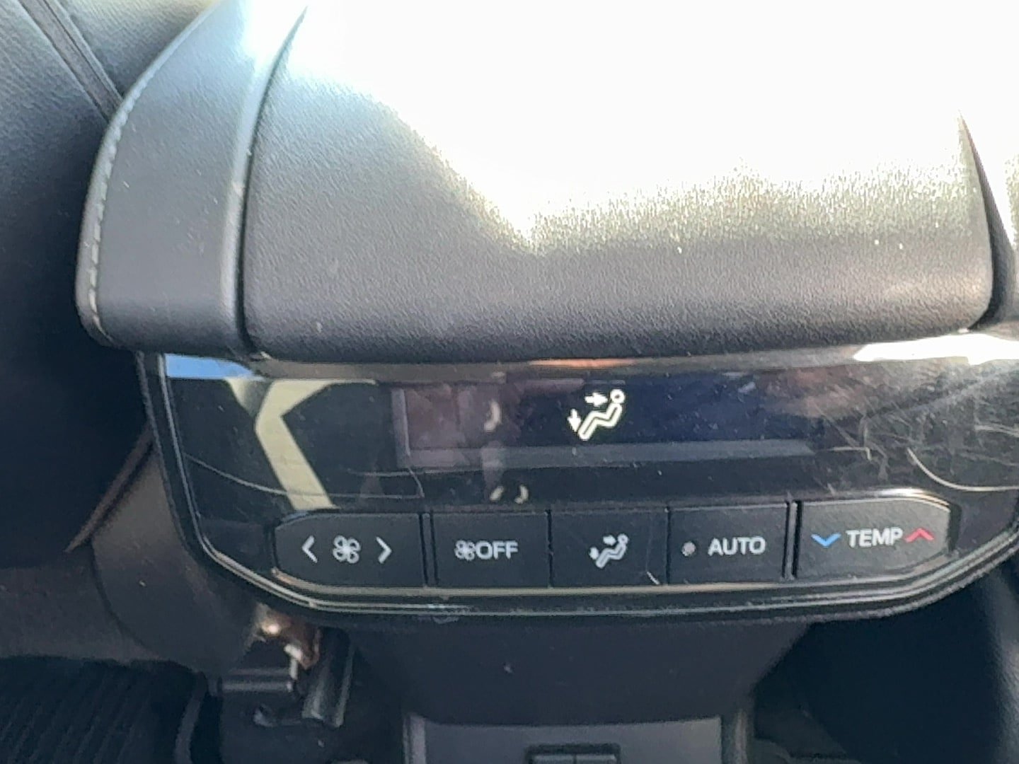 Used 2020 Toyota Highlander XLE AWD/4WD image 25