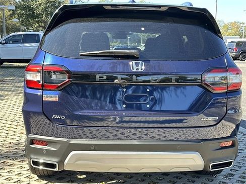 New 2025 Honda Pilot Touring image 4