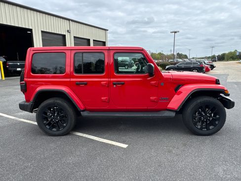 Used 2025 Jeep Wrangler Sahara image 4