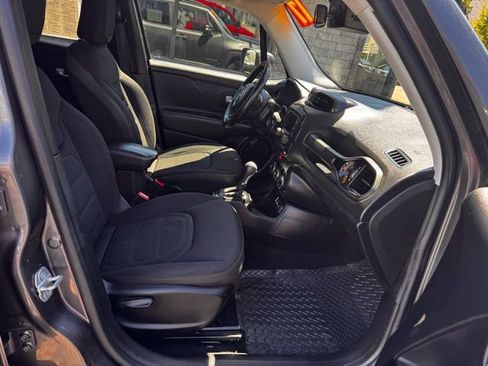 Used 2017 Jeep Renegade Altitude FWD image 30