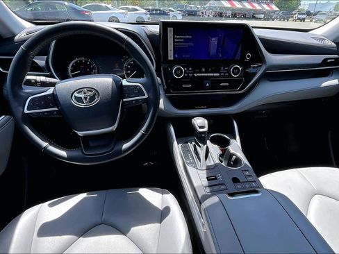 Used 2023 Toyota Highlander XLE AWD/4WD image 15