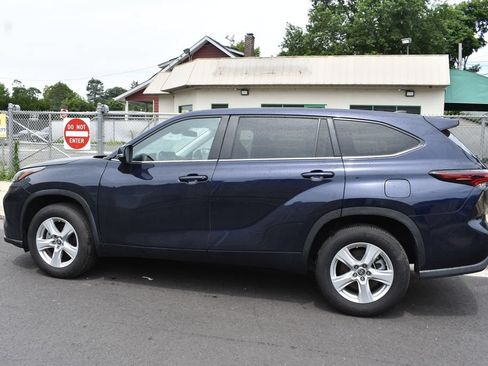 Used 2025 Toyota Highlander LE FWD image 9