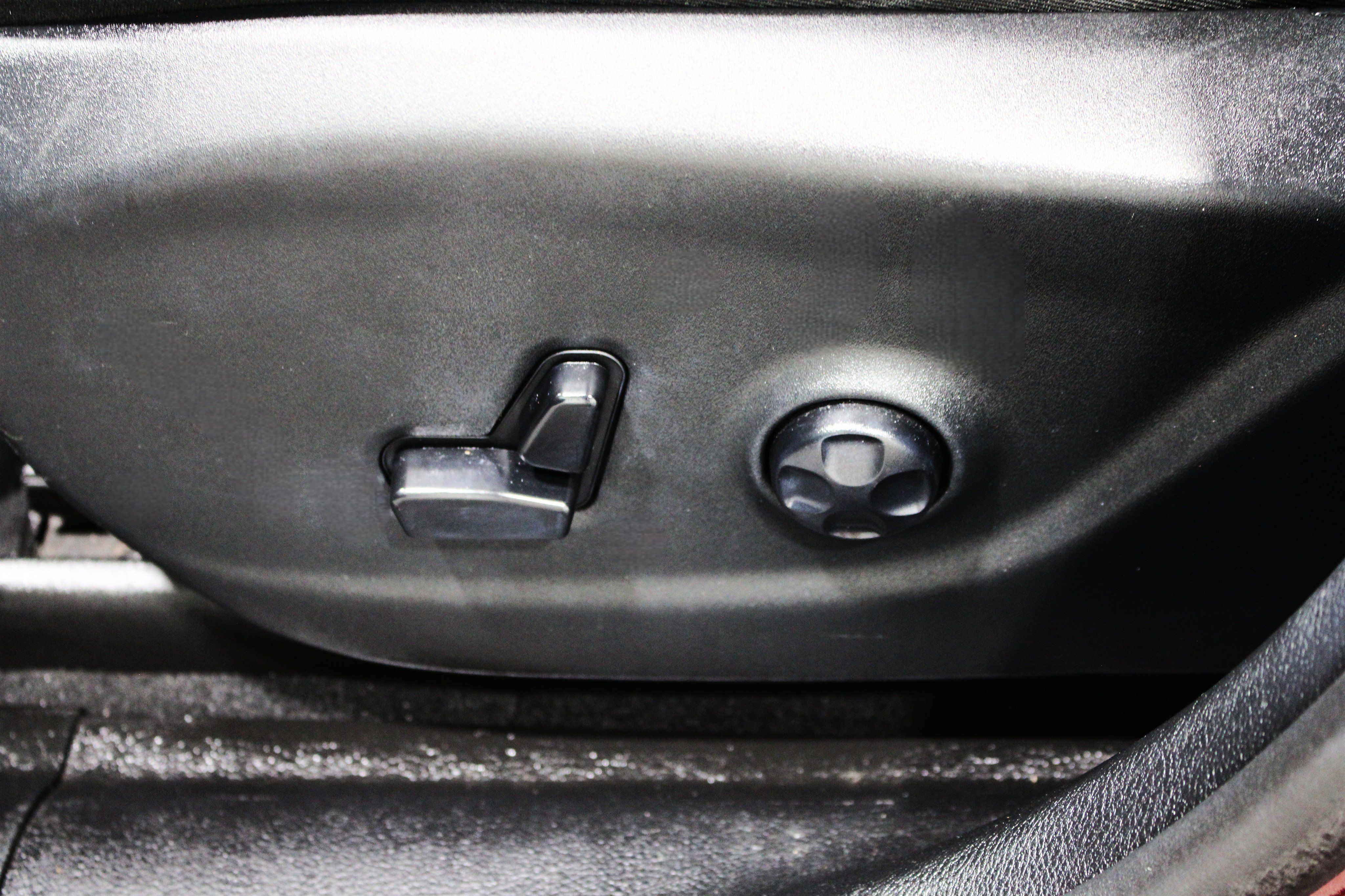 Used 2019 Jeep Cherokee Latitude Plus w/ Cold Weather Group FWD image 5