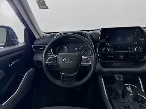 Used 2022 Toyota Highlander XLE AWD/4WD image 22