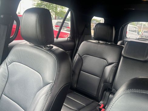 Used 2018 Ford Explorer XLT w/ Equipment Group 202A AWD/4WD image 18