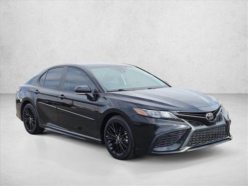 Used 2022 Toyota Camry SE w/ Carpet Mat Package (TMS) image 3