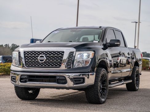 Used 2018 Nissan Titan SV w/ SV Convenience Package image 3