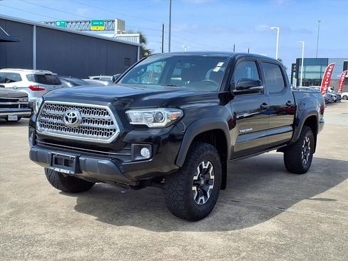 Used 2017 Toyota Tacoma TRD Off-Road w/ Tow Package (A/T) image 2