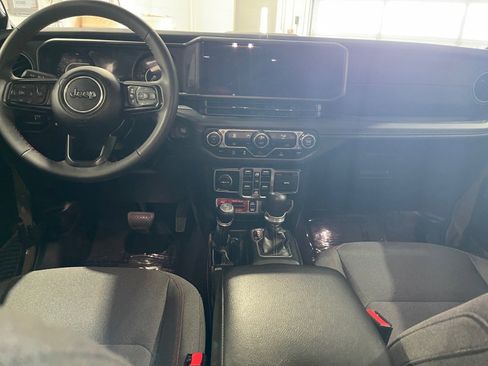 Used 2025 Jeep Wrangler Unlimited Rubicon image 12