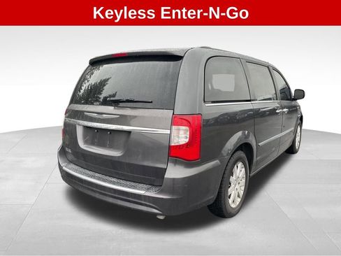 Used 2016 Chrysler Town & Country Touring w/ Driver Convenience Group image 5