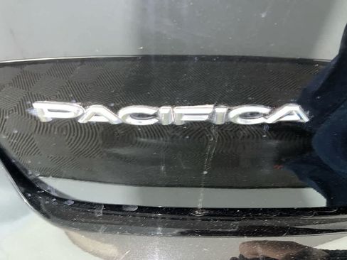 Used 2025 Chrysler Pacifica Select FWD image 11