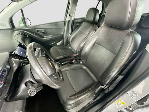 Used 2020 Chevrolet Trax LT w/ LT Convenience Package image 19