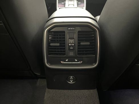 Certified 2025 Porsche Macan AWD/4WD image 17