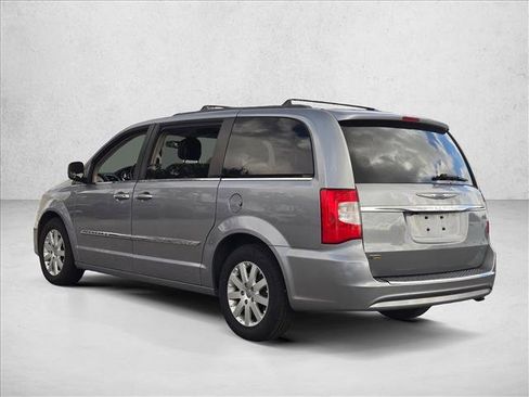 Used 2016 Chrysler Town & Country Touring image 7