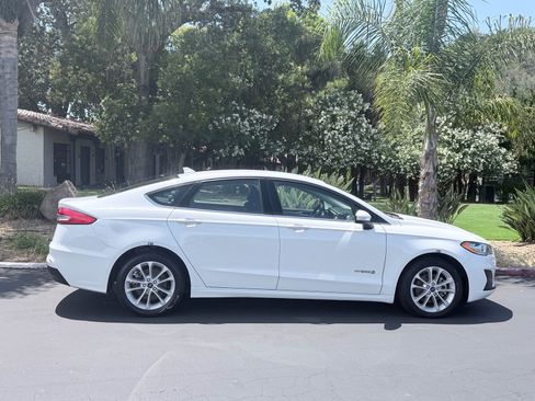 Used 2019 Ford Fusion SE FWD image 5