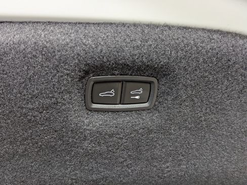 Used 2025 Porsche Taycan image 18