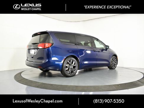 Used 2020 Chrysler Pacifica Touring w/ S Appearance Package image 6
